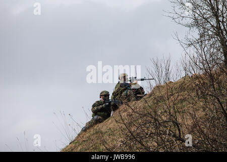 HUMALA, ESTLAND - 09 APR 2016: Zwei Soldaten in der Tarnung mit Waffen, ihre Position zu schützen. Taktische airsoft Spiel. Stockfoto