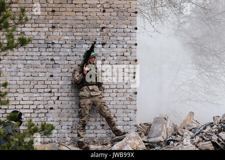 HUMALA, ESTLAND - 09 APR 2016: Zwei Soldaten in der Tarnung mit Waffen, ihre Position zu schützen. Taktische airsoft Spiel. Stockfoto