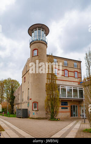 BREMEN, Deutschland - 16 April 2016: solide Betongebäude mit einem runden Turm und Panoramablick vew von Windows Stockfoto