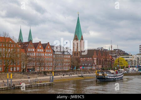 BREMEN, Deutschland - 16 April 2016: Blick auf die Altstadt entlang der Weser Stockfoto