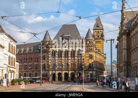 BREMEN, Deutschland - 16 April 2016: Gerichtsgebäude von Renaissance und Menschen zu Fuß entlang sunny street Stockfoto