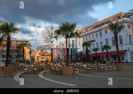 BREMEN, Deutschland - 16 April 2016, Cafe auf der anderen Straßenseite Stockfoto