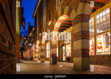 BREMEN, Deutschland - 16 April 2016: Boettcherstreet bei Nacht in Bremen. Nur etwa 100 m lang, es ist berühmt für seine außergewöhnliche Architektur und gehört zu den wichtigsten kulturellen Sehenswürdigkeiten. Stockfoto