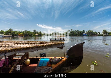 ALAPPUZHA BACKWATERS Kerala, Indien - Juli 2017: Alappuzha oder Allappey in Kerala ist am besten für Hausboot Kreuzfahrten entlang der rustikalen Kerala backwaters bekannt Stockfoto