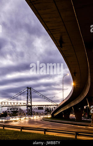 Rita Maria Brücke und Hercilio Luz Brücke im Hintergrund in der Abenddämmerung. Florianopolis, Santa Catarina, Brasilien. Stockfoto