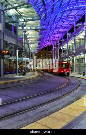 Wagen und Gleise, American Plaza, Santa Fe Transit Center, San Diego, Kalifornien USA Stockfoto