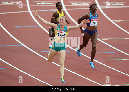 Australiens Sally Pearson feiert gewinnende Wärme 1 von 100m Hürden der Frauen Halbfinale bei Tag acht der Leichtathletik-WM 2017 auf der Londoner Stadion. Stockfoto