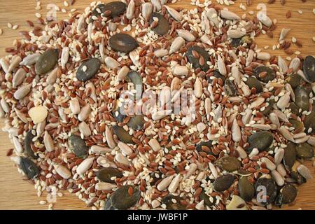 Mix aus verschiedenen Samen - Sonnenblumen, Kürbis, Sesam und Leinsamen, gesundes Brot Zutaten Stockfoto