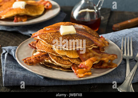 Homeade süßer Speck Pfannkuchen mit Ahornsirup Stockfoto