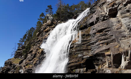 Wasserfall in den österreichischen Alpen Stockfoto