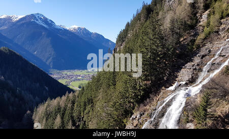 Wasserfall in den österreichischen Alpen Stockfoto