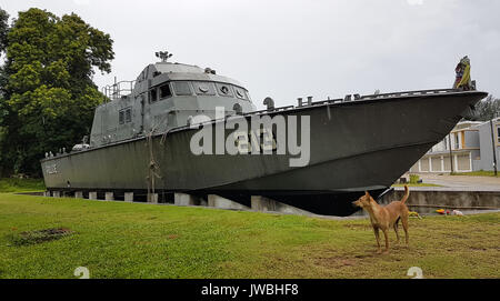 Khao Lak, Thailand - 5. Mai 2017: Der patrol Schiff 813 zwei Kilometer landeinwärts durch den Tsunami 2005 gebracht wurde Stockfoto