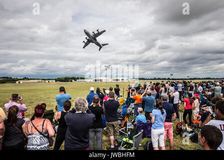 Das militärische Frachtflugzeug Airbus A400M Atlas springt in die Luft, um vor einer Menschenmenge auf einer Flugschau zu zeigen Stockfoto