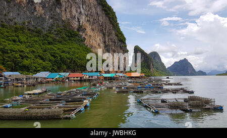 Fischzuchtbetriebe in Phang Nga Bay Stockfoto