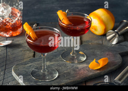 Hausgemachte rote Boulevardier Cocktail mit Orange Garnieren Stockfoto