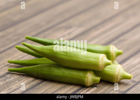 Frisches Grün Okra Pods aus dem Garten Stockfoto