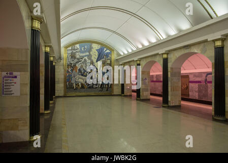 Sankt Petersburg, Russland - 13. April 2017. Die Plattform und das Innere der Station "Admiralteyskaya' in Sankt-petersburg U-Bahn. Stockfoto