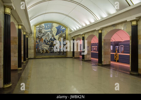 Sankt Petersburg, Russland - 13. April 2017. Die Plattform und das Innere der Station "Admiralteyskaya' in Sankt-petersburg U-Bahn. Stockfoto