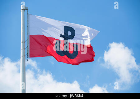 Polnische Flagge mit dem Symbol der polnischen Kämpfen. Symbol der Warschauer Aufstand von 1944 Stockfoto