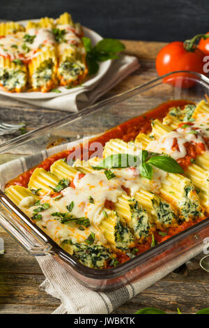 Hausgemachte gefüllt mit Ricotta und Spinat Manicotti mit Basilikum Stockfoto