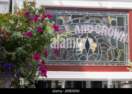 Glasmalerei Inn Zeichen, der Rose und Crown, 8 Church Street, Ludlow, Shropshire Stockfoto