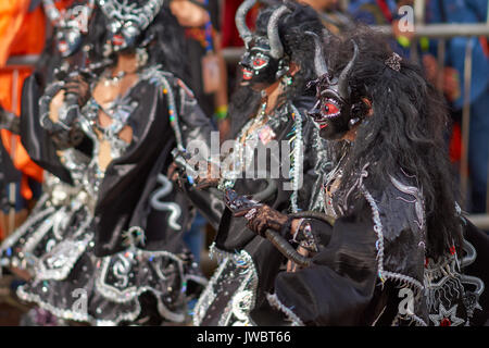 Maskierte Diablada Tänzer in kunstvollen Kostüme Parade durch die Bergbau-Stadt Oruro auf der Altiplano Boliviens während der jährliche Karneval. Stockfoto