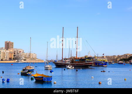 Boote in die Bucht von Sliema, Valletta, Malta festgemacht. Stockfoto