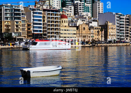 Boote in die Bucht von Sliema, Valletta, Malta Stockfoto