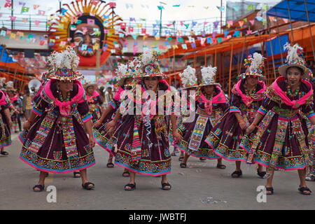 Tinkus Tanzgruppe in prunkvollen Kostümen durchführen, da sie eine Parade durch die Stadt Cochabamba auf dem Altiplano von Bolivien während des jährlichen Karnevals. Stockfoto