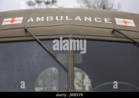 Vintage Military ambulance uns Windschutzscheibe Stockfoto