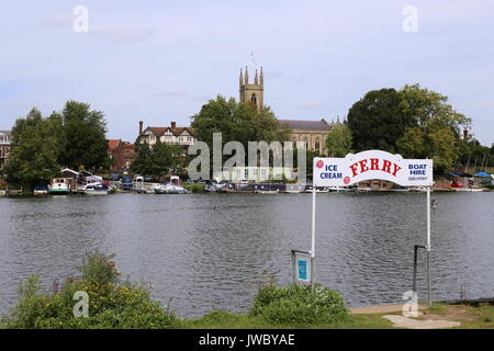 Bell Inn, der Kirche St. Mary und Fähre in Hampton, über den Fluss Themse vom Molesey, Surrey, England, Großbritannien, USA, UK, Europa Stockfoto