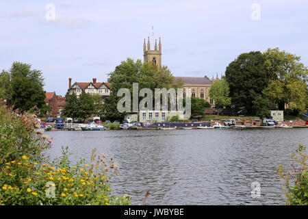 St Mary's Church in Hampton, über den Fluss Themse von East Molesey, Surrey, England, Großbritannien, USA, UK, Europa Stockfoto