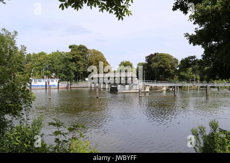 Wehr bei Molesey Lock, Themse, Hampton Court, East Molesey, Surrey, England, Großbritannien, Vereinigtes Königreich, UK, Europa Stockfoto