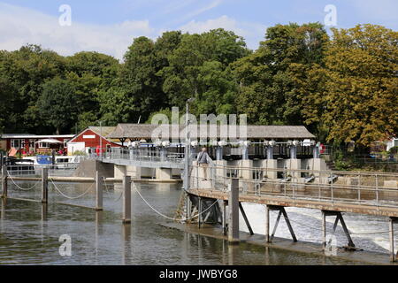 Wehr bei Molesey Lock, Themse, Hampton Court, East Molesey, Surrey, England, Großbritannien, Vereinigtes Königreich, UK, Europa Stockfoto