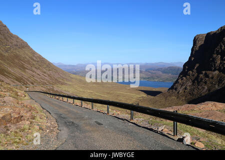 Die untere Partie der Bealach Na Ba Applecross Pass Road. Blick nach unten in Richtung Loch Kishorn, Wester Ross, Schottland, Großbritannien. Stockfoto