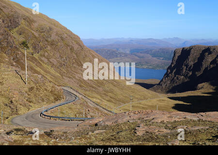Die obere Partie der Bealach Na Ba Applecross Pass Road. Blick nach unten in Richtung Loch Kishorn, Wester Ross, Schottland, Großbritannien. Stockfoto