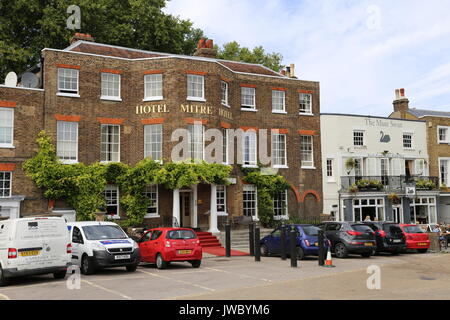 Mitre Hotel und Höckerschwan, Hampton Court, East Molesey, Surrey, England, Großbritannien, Deutschland, UK, Europa Stockfoto