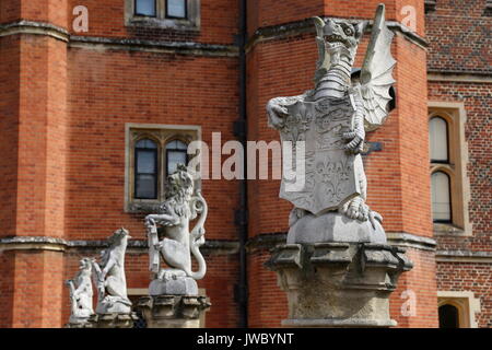 'King's Statuen Tiere', West Gate, Hampton Court Palace, East Molesey, Surrey, England, Großbritannien, USA, UK, Europa Stockfoto