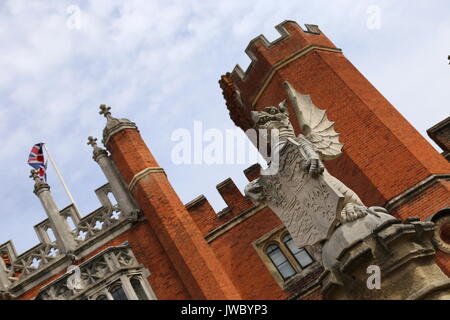 Royal Dragon "König der Bestien" Statue, West Gate, Hampton Court Palace, East Molesey, Surrey, England, Großbritannien, USA, UK, Europa Stockfoto