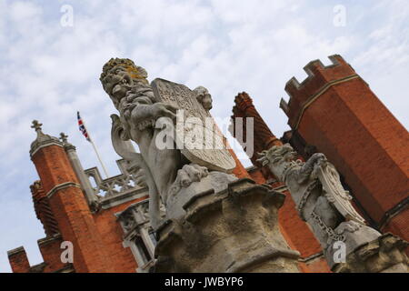 Löwe und Panther' King's Statuen Tiere', West Gate, Hampton Court Palace, East Molesey, Surrey, England, Großbritannien, USA, UK, Europa Stockfoto