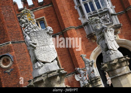 Löwe und Panther' King's Statuen Tiere', West Gate, Hampton Court Palace, East Molesey, Surrey, England, Großbritannien, USA, UK, Europa Stockfoto