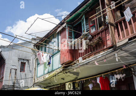 Kleidung Trockenständer Überhang der Straße vom ersten Stock Fenster unten eine Straße in Shanghai, China. Stockfoto