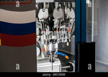 Vollautomatische CNC-Bearbeitung, Drehen und Fräsen mit wechselnden Spindel Stockfoto