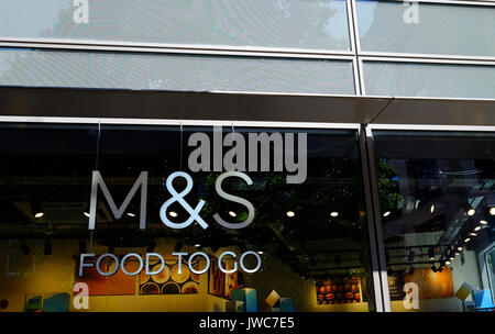 Marks und Spencer Essen in London Laden gehen Stockfoto