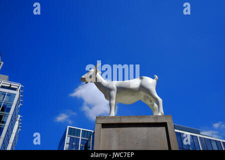 Kenny Hunter's Skulptur einer Ziege am Eingang zum Spitalfields Market im East End von London. Stockfoto