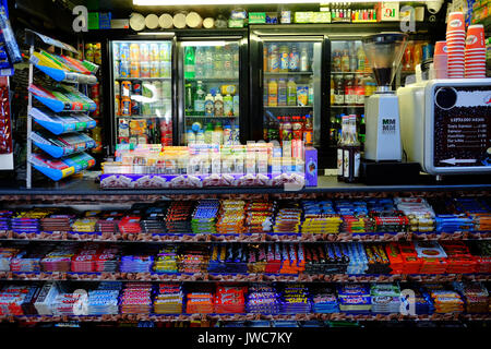 Eine Schokolade, Getränken und süßen Kiosk an Shoreditch High Street Station, London Stockfoto