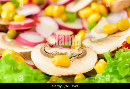 Frischer Salat mit Pilzen Stockfoto