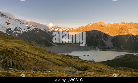 Blick auf Gletscher See Mueller Lake, Mount Cook bei Sonnenuntergang, Mount Cook Nationalpark, Südliche Alpen, Hooker Valley, Canterbury Stockfoto