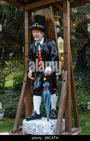 Holz- Bildhauerei, weltgrößte Kuckucksuhr Inhaber, Triberg, Schwarzwald, Baden-Württemberg, Deutschland Stockfoto