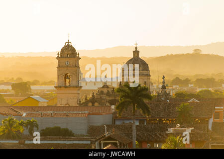 Blick auf die Altstadt vom Turm der Kathedrale Nuestra Señora de la Asunción, Sonnenuntergang, Granada, Nicaragua Stockfoto